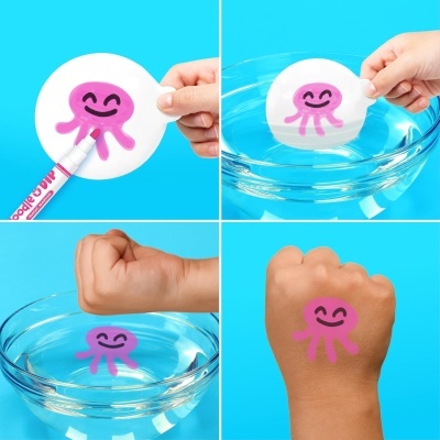 Desenho de água-viva rosa numa superfície branca que é colocado na água e depois na pele da mão