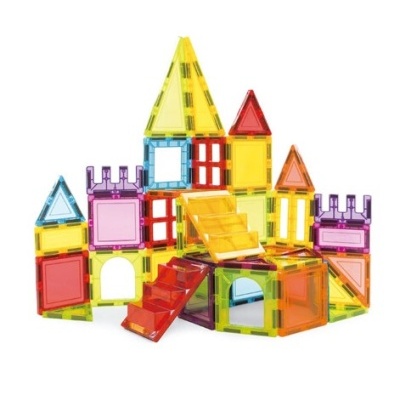 Blocos magnéticos de plástico colorido formando um castelo