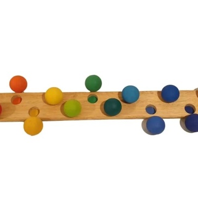 Cabideiro em madeira com botões coloridos