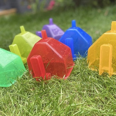 Cabana de plástico colorida ao ar livre com seis cores diferentes.