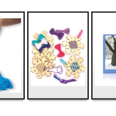 Três imagens com massa azul, peças decorativas de madeira coloridas e moldura azul com foto de árvore na neve