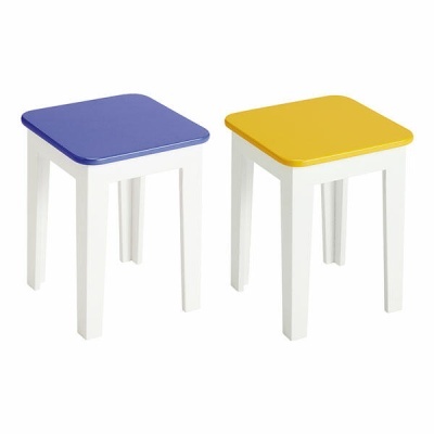 Bancos quadrados com tampo azul e amarelo e pernas brancas