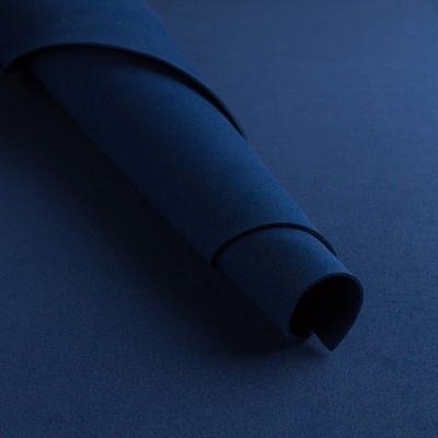 Rolo de tecido azul escuro com textura lisa