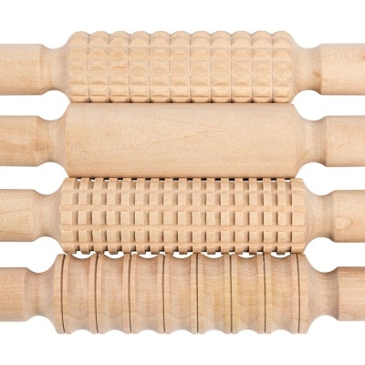 Quatro rolos de madeira com texturas variadas para massagem