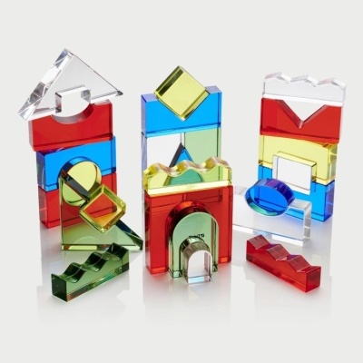 Blocos de construção coloridos translucidos empilhados em formas diversas