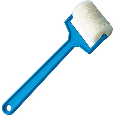 Rolo de pintura com alça azul e espuma branca