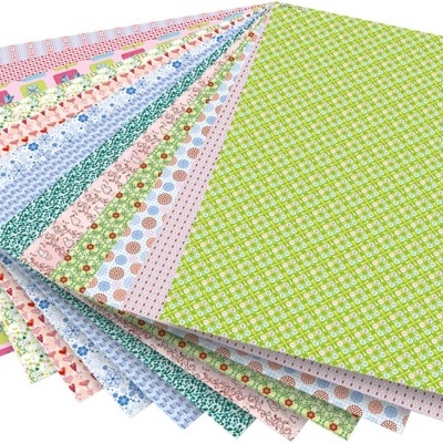 Folhas de papel decorativo coloridas com vários padrões