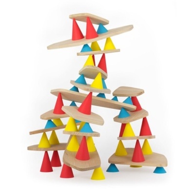 Jogo de equilíbrio com plataformas de madeira e cones coloridos