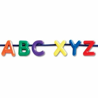 Letras coloridas em plástico numa corda azul para aprendizagem do alfabeto