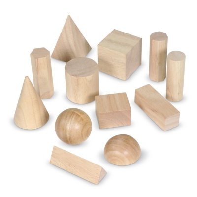Formas geométricas em madeira clara, incluindo cubo, cilindros, cone, esfera, pirâmide e semi-esfera.