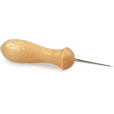 Ferramenta com cabo de madeira e ponta metálica afiada em fundo branco