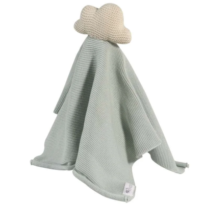 Manta cinza claro com boneco de nuvem bege em crochê