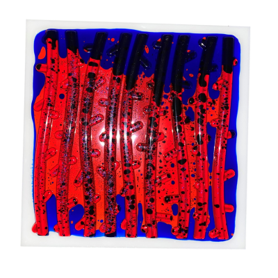 Peça decorativa em vidro com padrão abstracto em vermelho, preto e azul