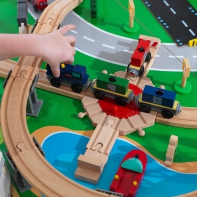 Conjunto de comboio de madeira colorido com carril e lago