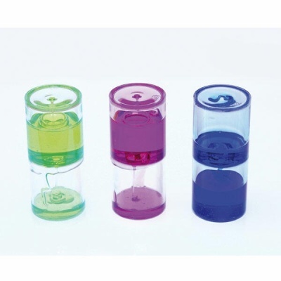 Três medidores de nível de bolha de ar verticais coloridos em plástico transparente