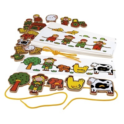 Brinquedo educativo de madeira com figuras da quinta e cordão para encaixe.