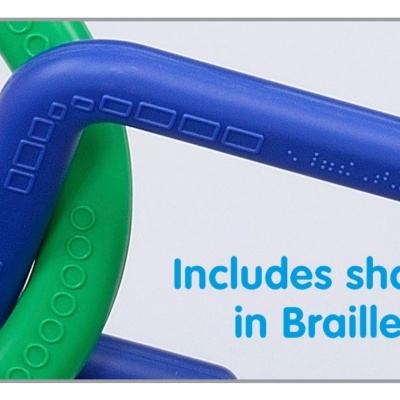 Brinquedos em forma de elos azul e verde com Braille e texto explicativo
