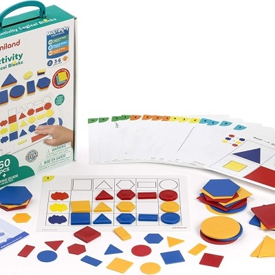 Jogo educativo com peças geométricas coloridas e cartões de atividade