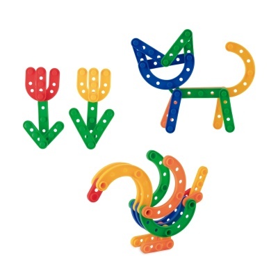 Peças de construção plásticas coloridas formando figuras de flores, gato e pato