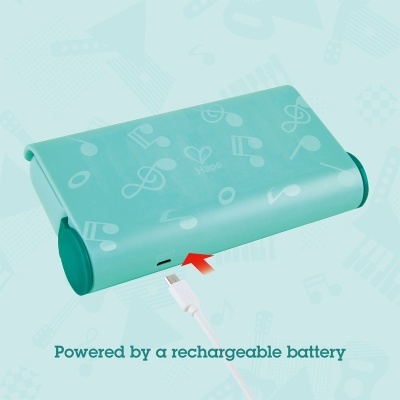 Base azul turquesa com padrões de notas musicais e cabo USB branco conectado