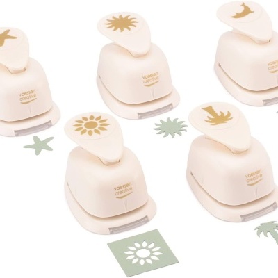 Cinco furadores de papel bege com simbolos diferentes recortados em papel verde