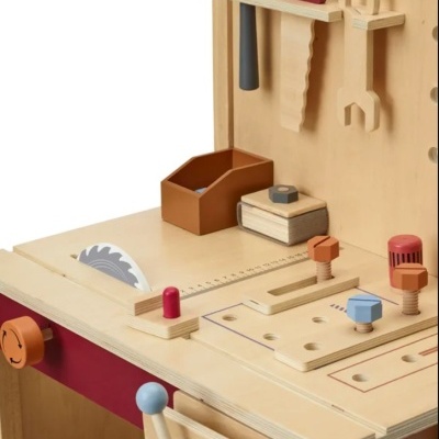 Bancada de trabalho infantil em madeira com ferramentas de brinquedo