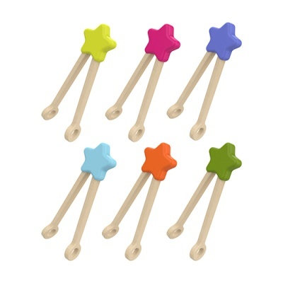 Conjunto de seis pinças de madeira com estrelas coloridas nas pontas