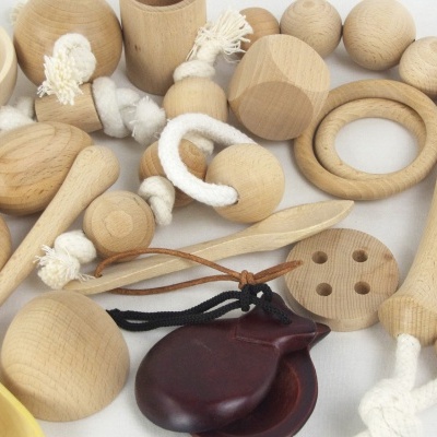 Acessórios de madeira clara com cordões de algodão em fundo branco