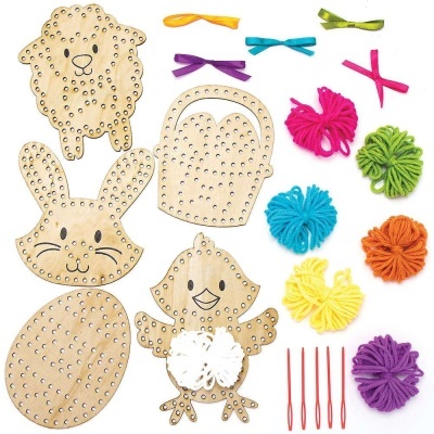 Figuras em madeira com furos, novelos de lã colorida, fitas e agulhas para atividades manuais