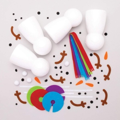 Peças brancas de plástico e papel colorido sobre fundo branco