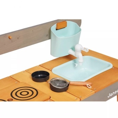 Cozinha de brinquedo em madeira clara com pia azul claro e acessórios