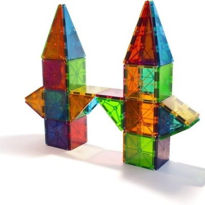 Blocos magnéticos coloridos formando formas geométricas complexas