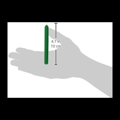 Vela verde fina com 10 cm de altura em mão cinzenta