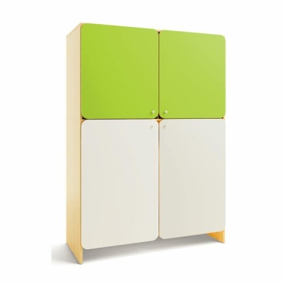 Armário de madeira com quatro portas verdes e brancas