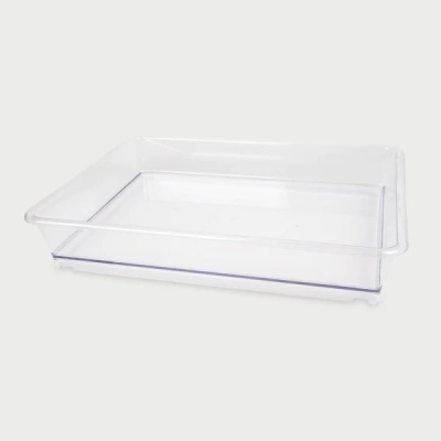 Tabuleiro transparente retangular em plástico com bordas elevadas