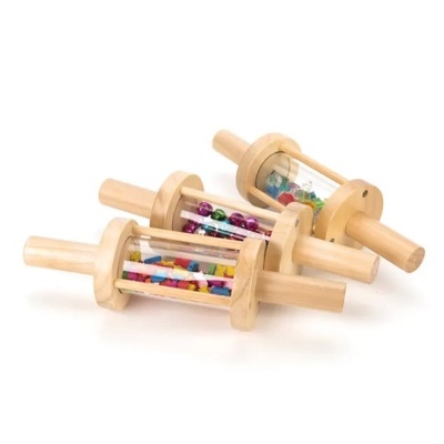 Três chocalhos de madeira com contas coloridas dentro