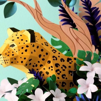 Escultura de caça leopard em papel entre folhagens e flores coloridas
