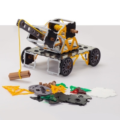 Brinquedo de construção de catapulta com peças plásticas e rodas numa superfície branca