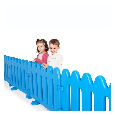 Cerca infantil azul com duas crianças apoiadas