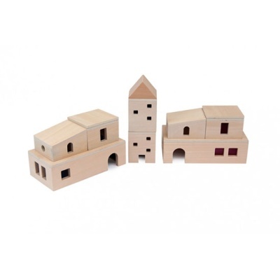 Blocos de madeira moldados em formato de edifícios com janelas e portas recortadas