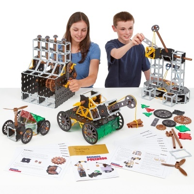 Crianças a montar máquinas mecânicas modulares com manuais ORIGINAL POLYDRON sobre a mesa