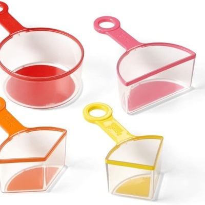 Medidores plásticos coloridos com alças e base transparente.