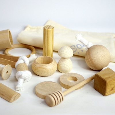 Brinquedos de madeira naturais variados com saco de pano ao fundo