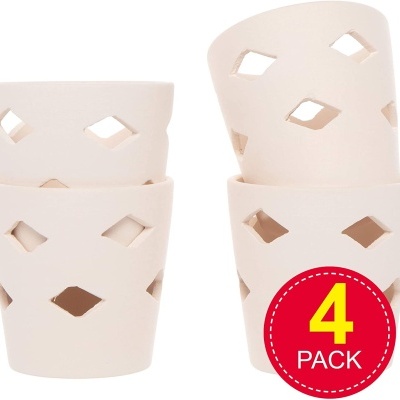 Quatro suportes para vasos em cerâmica branca com recortes losango e etiqueta 