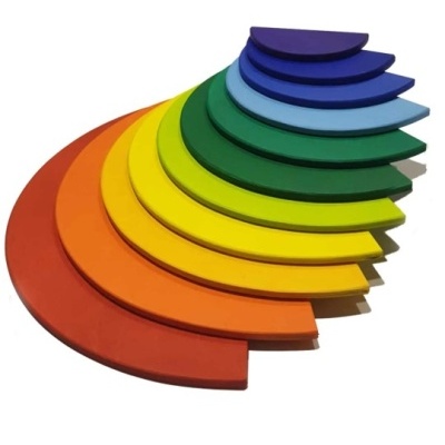 Peças de madeira coloridas em forma de arcos organizadas em gradiente de vermelho a roxo.