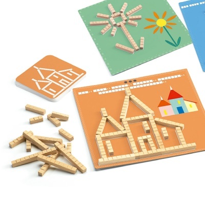 Jogo de construção em madeira com peças formando casas e flores em bases coloridas.