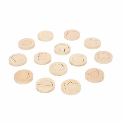 Peças redondas de madeira com símbolos recortados