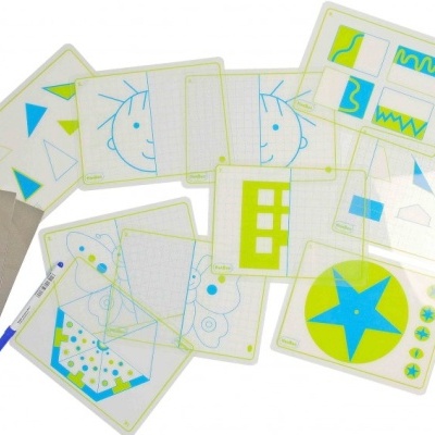 Cartões didáticos com desenhos geométricos em azul e verde com caneta azul e estojo cinzento