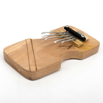 Kalimba de madeira com seis teclas metálicas