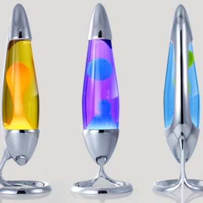 Três lâmpadas de lava coloridas com base e tampa prateadas